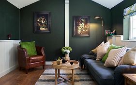 Courtyard Cottages Lymington, 2 Adults Only